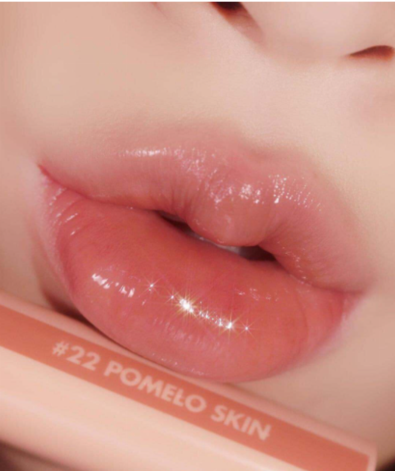Cận cảnh chất son Romand Juicy Lasting Tint trên môi, thể hiện độ bóng mọng và khả năng bám màu nhẹ nhàng